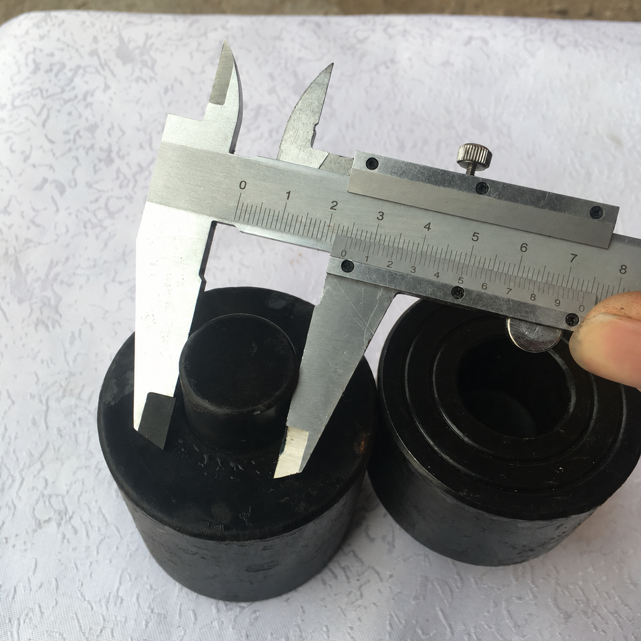 Rubber jack extension pads with a caliper measuring diameter