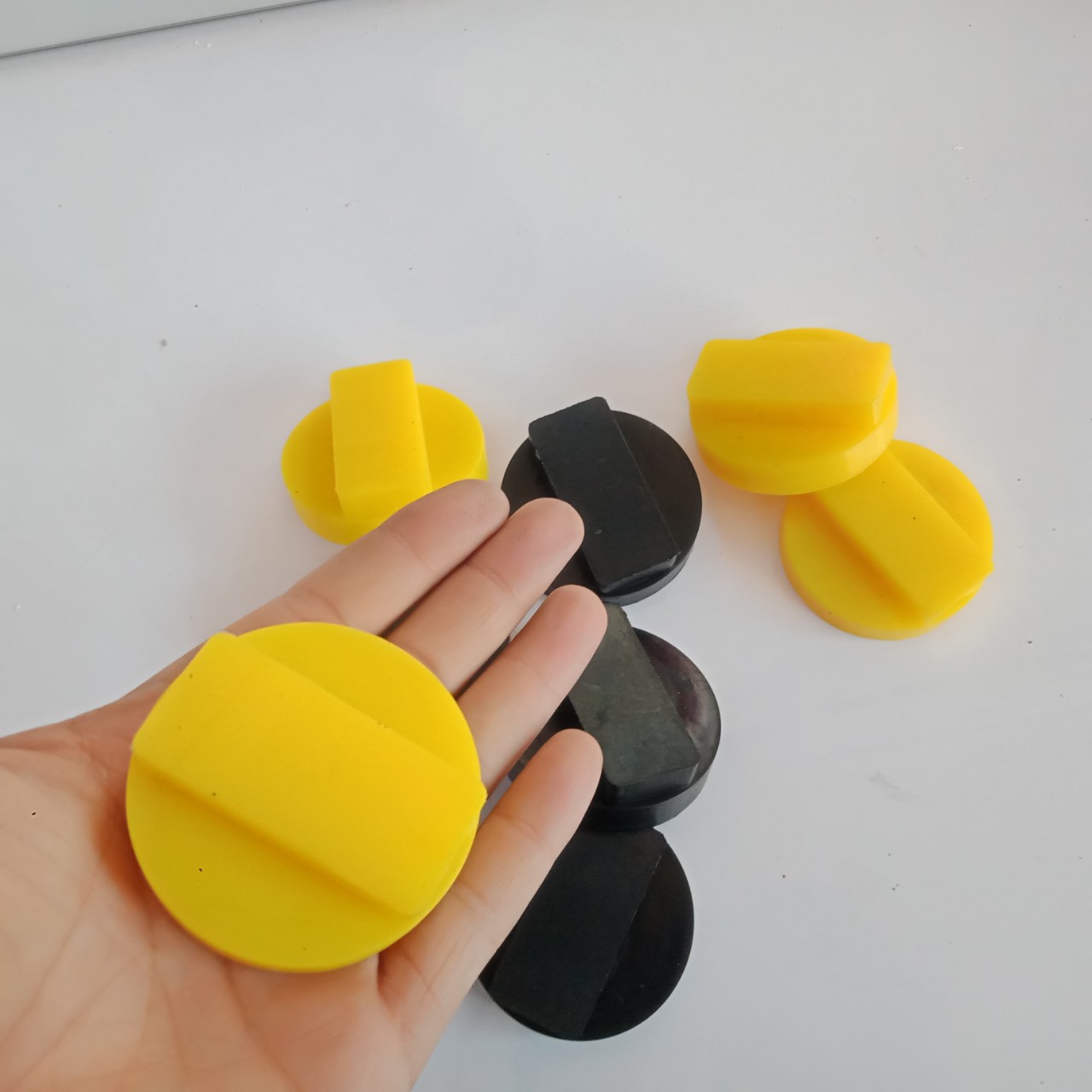 Rubber jack support pads for BMW